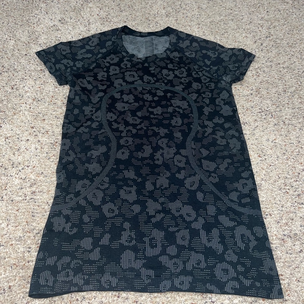 Lululemon size 6 swiftly tech short sleeve 2.0